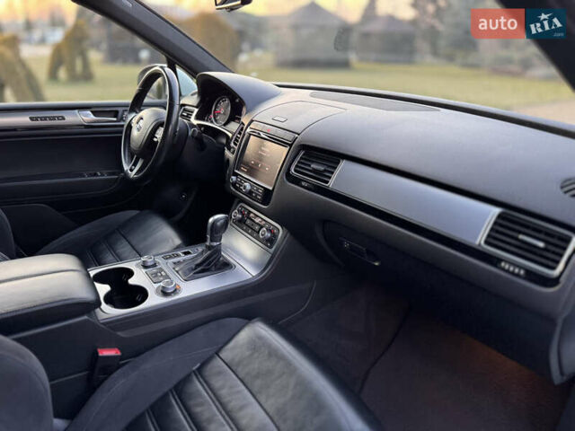 Білий Фольксваген Туарег, об'ємом двигуна 4.13 л та пробігом 197 тис. км за 27000 $, фото 33 на Automoto.ua