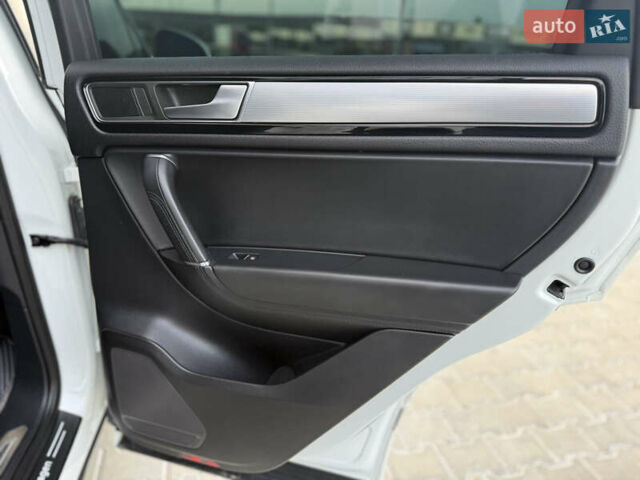 Білий Фольксваген Туарег, об'ємом двигуна 2.98 л та пробігом 287 тис. км за 24250 $, фото 30 на Automoto.ua