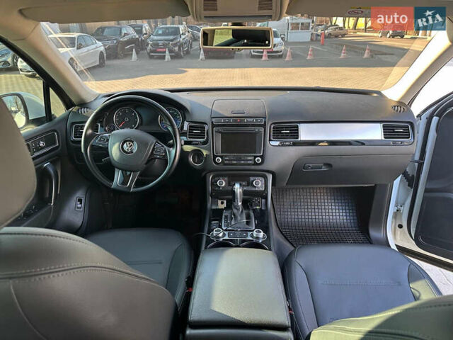 Белый Фольксваген Туарег, объемом двигателя 2.97 л и пробегом 240 тыс. км за 25000 $, фото 1 на Automoto.ua