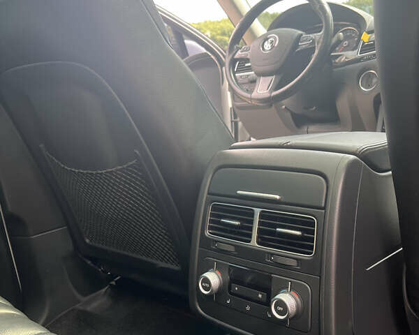 Білий Фольксваген Туарег, об'ємом двигуна 2.97 л та пробігом 247 тис. км за 29800 $, фото 21 на Automoto.ua