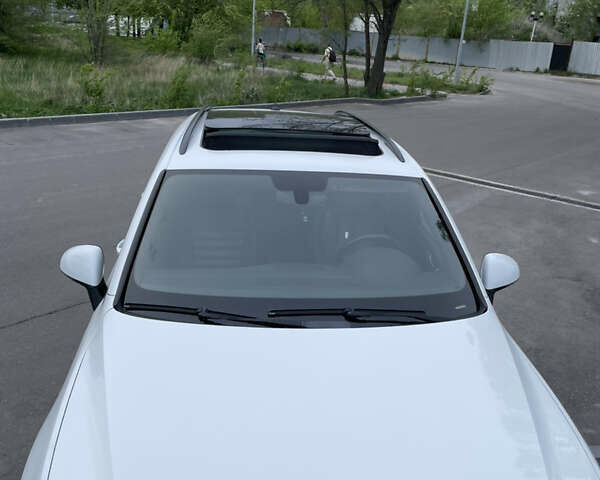 Білий Фольксваген Туарег, об'ємом двигуна 4.13 л та пробігом 169 тис. км за 32000 $, фото 16 на Automoto.ua