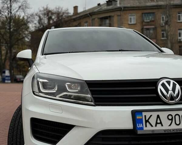 Белый Фольксваген Туарег, объемом двигателя 2.97 л и пробегом 206 тыс. км за 24900 $, фото 1 на Automoto.ua