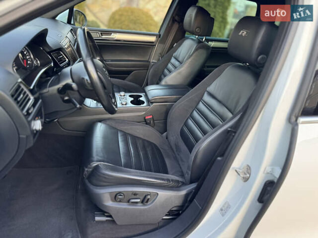 Білий Фольксваген Туарег, об'ємом двигуна 4.13 л та пробігом 197 тис. км за 27000 $, фото 37 на Automoto.ua