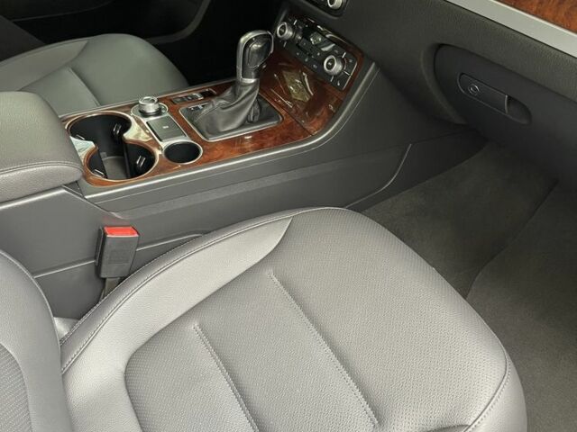 Белый Фольксваген Туарег, объемом двигателя 3 л и пробегом 208 тыс. км за 21800 $, фото 23 на Automoto.ua