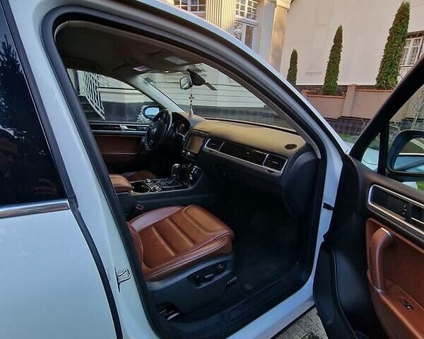 Білий Фольксваген Туарег, об'ємом двигуна 3 л та пробігом 102 тис. км за 34800 $, фото 19 на Automoto.ua