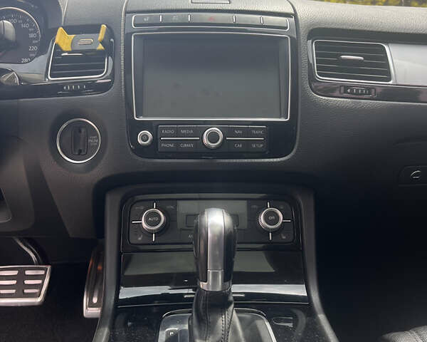 Білий Фольксваген Туарег, об'ємом двигуна 2.97 л та пробігом 247 тис. км за 29800 $, фото 17 на Automoto.ua