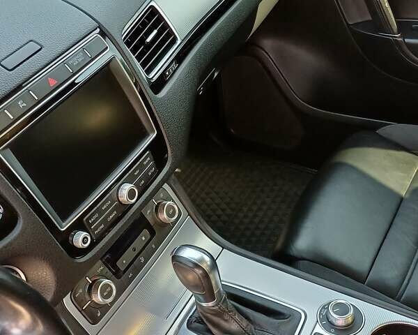 Белый Фольксваген Туарег, объемом двигателя 3 л и пробегом 225 тыс. км за 27700 $, фото 19 на Automoto.ua