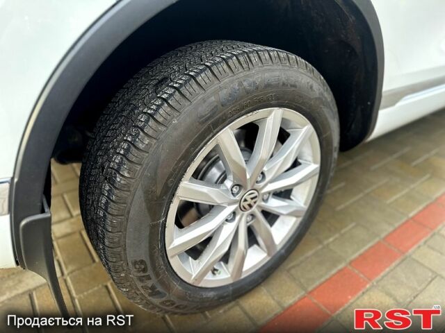 Белый Фольксваген Туарег, объемом двигателя 3.6 л и пробегом 130 тыс. км за 25000 $, фото 6 на Automoto.ua