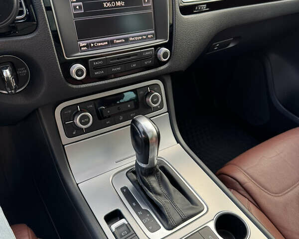 Білий Фольксваген Туарег, об'ємом двигуна 2.97 л та пробігом 228 тис. км за 29500 $, фото 12 на Automoto.ua