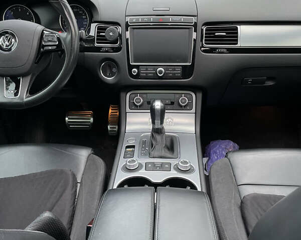 Білий Фольксваген Туарег, об'ємом двигуна 4.13 л та пробігом 169 тис. км за 32000 $, фото 23 на Automoto.ua