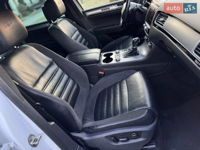 Білий Фольксваген Туарег, об'ємом двигуна 4.13 л та пробігом 197 тис. км за 27000 $, фото 40 на Automoto.ua