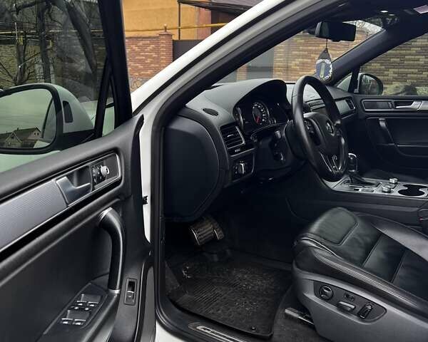 Білий Фольксваген Туарег, об'ємом двигуна 2.97 л та пробігом 334 тис. км за 26000 $, фото 23 на Automoto.ua