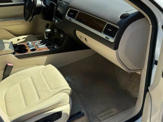 Білий Фольксваген Туарег, об'ємом двигуна 3.6 л та пробігом 78 тис. км за 6200 $, фото 8 на Automoto.ua