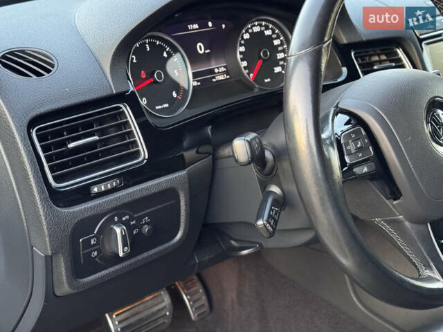 Білий Фольксваген Туарег, об'ємом двигуна 4.13 л та пробігом 197 тис. км за 27000 $, фото 21 на Automoto.ua