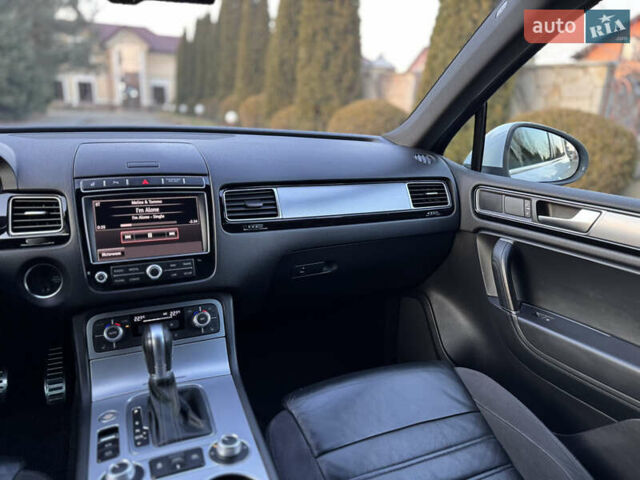 Білий Фольксваген Туарег, об'ємом двигуна 4.13 л та пробігом 197 тис. км за 27000 $, фото 27 на Automoto.ua