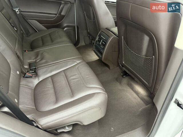 Белый Фольксваген Туарег, объемом двигателя 2.97 л и пробегом 193 тыс. км за 24500 $, фото 12 на Automoto.ua