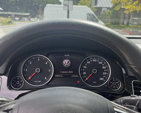 Білий Фольксваген Туарег, об'ємом двигуна 2.97 л та пробігом 247 тис. км за 29800 $, фото 19 на Automoto.ua