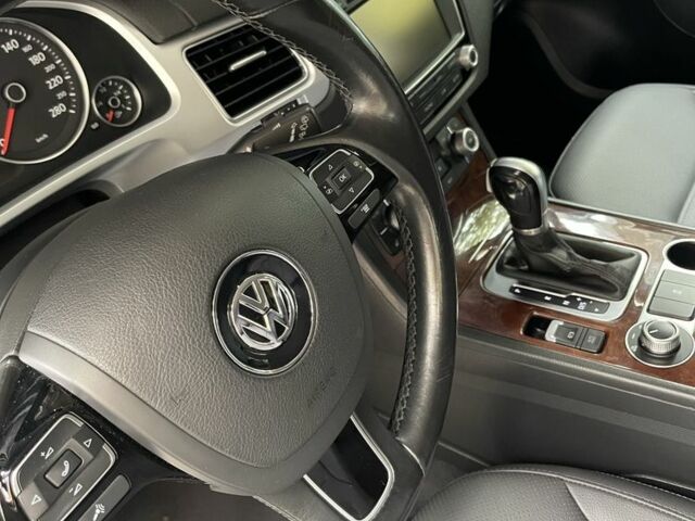 Белый Фольксваген Туарег, объемом двигателя 3 л и пробегом 208 тыс. км за 21800 $, фото 12 на Automoto.ua