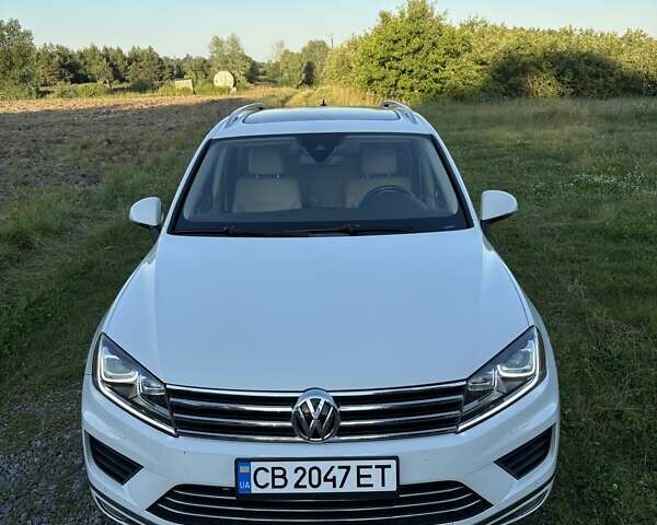 Белый Фольксваген Туарег, объемом двигателя 2.97 л и пробегом 99 тыс. км за 28500 $, фото 1 на Automoto.ua