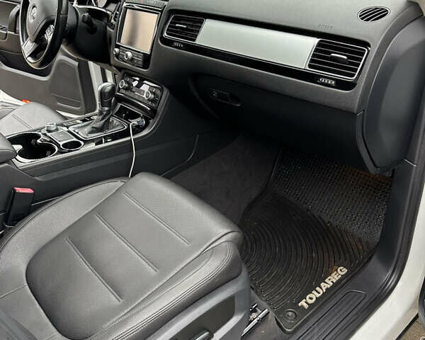 Белый Фольксваген Туарег, объемом двигателя 2.97 л и пробегом 215 тыс. км за 19700 $, фото 22 на Automoto.ua