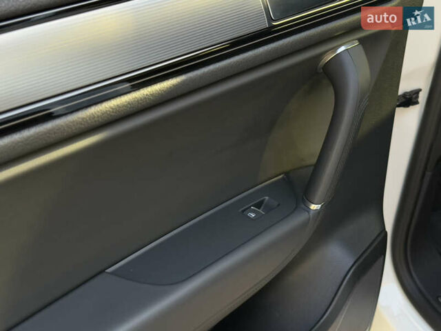 Білий Фольксваген Туарег, об'ємом двигуна 3 л та пробігом 279 тис. км за 24700 $, фото 32 на Automoto.ua