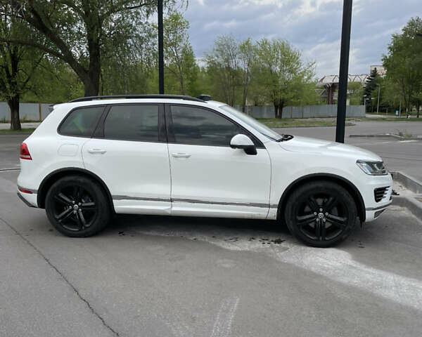 Білий Фольксваген Туарег, об'ємом двигуна 4.13 л та пробігом 169 тис. км за 32000 $, фото 14 на Automoto.ua