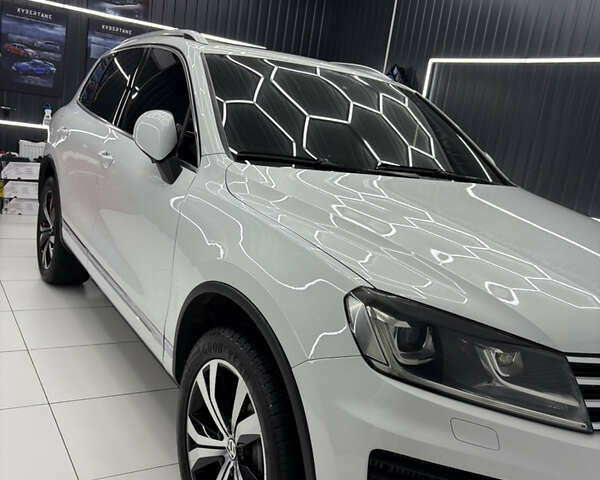 Белый Фольксваген Туарег, объемом двигателя 2.97 л и пробегом 193 тыс. км за 24500 $, фото 7 на Automoto.ua