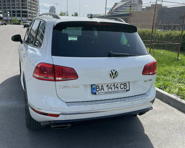 Білий Фольксваген Туарег, об'ємом двигуна 4.13 л та пробігом 169 тис. км за 32000 $, фото 27 на Automoto.ua