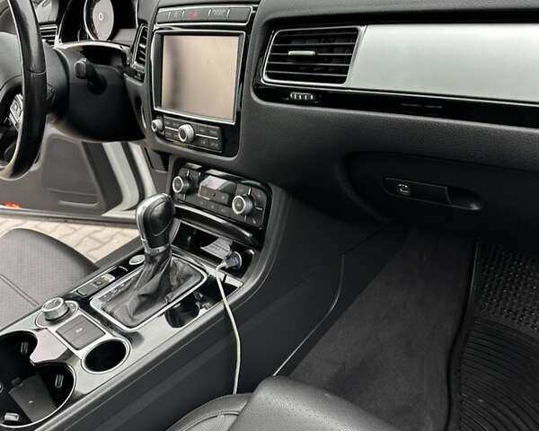 Белый Фольксваген Туарег, объемом двигателя 2.97 л и пробегом 215 тыс. км за 19700 $, фото 24 на Automoto.ua