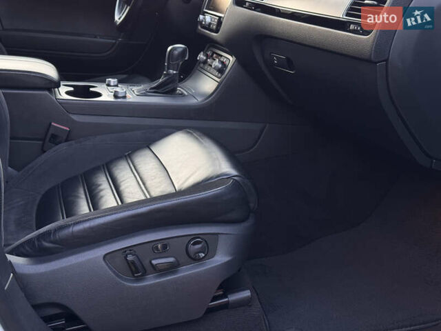 Білий Фольксваген Туарег, об'ємом двигуна 4.13 л та пробігом 197 тис. км за 27000 $, фото 32 на Automoto.ua