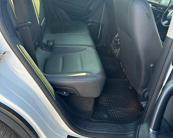 Белый Фольксваген Туарег, объемом двигателя 2.97 л и пробегом 240 тыс. км за 25000 $, фото 2 на Automoto.ua