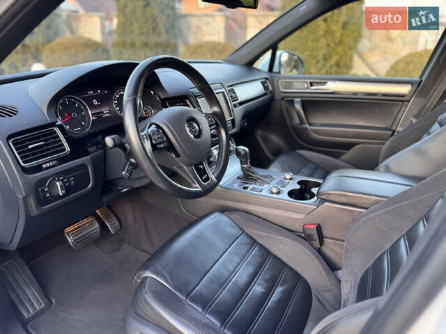 Білий Фольксваген Туарег, об'ємом двигуна 4.13 л та пробігом 197 тис. км за 27000 $, фото 19 на Automoto.ua