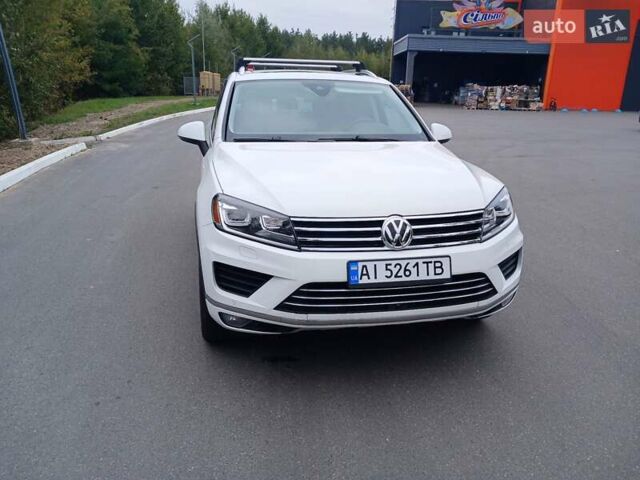 Белый Фольксваген Туарег, объемом двигателя 3 л и пробегом 170 тыс. км за 24900 $, фото 1 на Automoto.ua