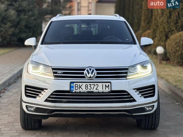 Білий Фольксваген Туарег, об'ємом двигуна 4.13 л та пробігом 197 тис. км за 27000 $, фото 1 на Automoto.ua