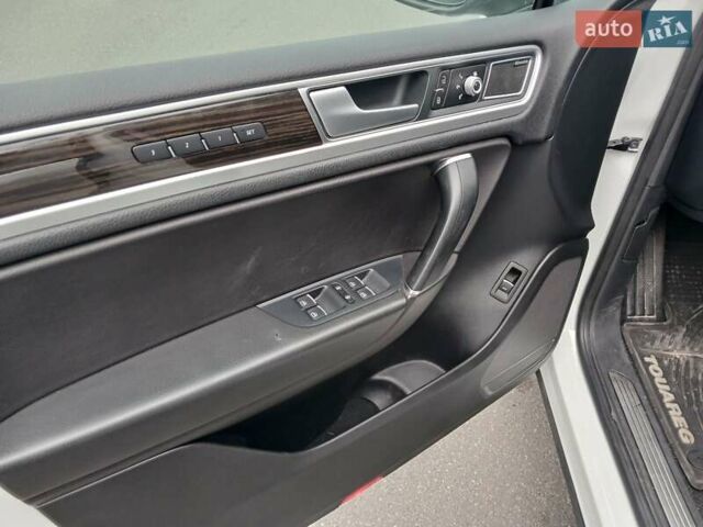 Белый Фольксваген Туарег, объемом двигателя 3 л и пробегом 170 тыс. км за 24900 $, фото 16 на Automoto.ua