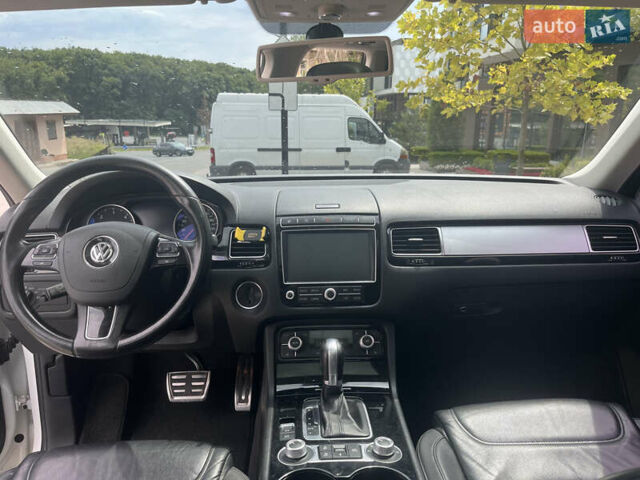 Білий Фольксваген Туарег, об'ємом двигуна 2.97 л та пробігом 247 тис. км за 29800 $, фото 16 на Automoto.ua