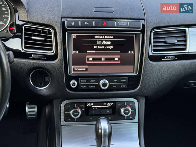 Білий Фольксваген Туарег, об'ємом двигуна 4.13 л та пробігом 197 тис. км за 27000 $, фото 28 на Automoto.ua