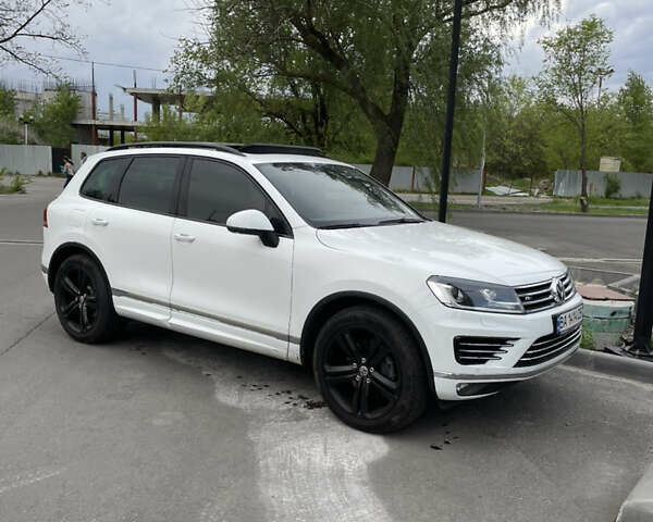 Білий Фольксваген Туарег, об'ємом двигуна 4.13 л та пробігом 169 тис. км за 32000 $, фото 15 на Automoto.ua