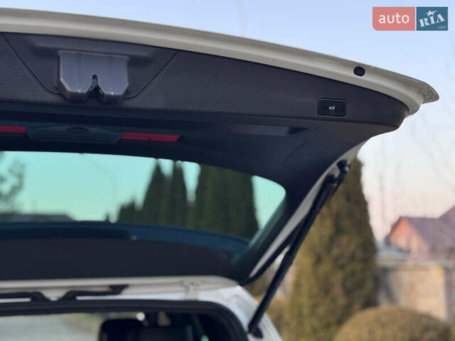 Білий Фольксваген Туарег, об'ємом двигуна 4.13 л та пробігом 197 тис. км за 27000 $, фото 12 на Automoto.ua