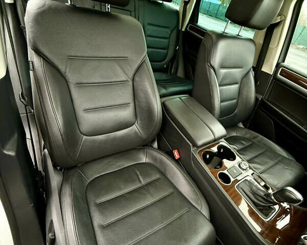 Белый Фольксваген Туарег, объемом двигателя 2.97 л и пробегом 216 тыс. км за 24500 $, фото 16 на Automoto.ua