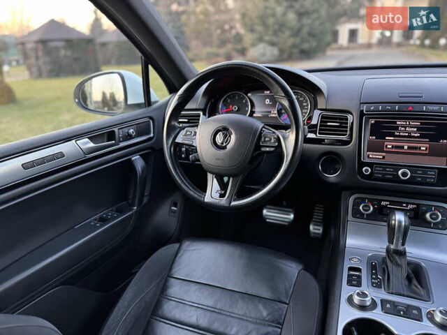 Білий Фольксваген Туарег, об'ємом двигуна 4.13 л та пробігом 197 тис. км за 27000 $, фото 26 на Automoto.ua