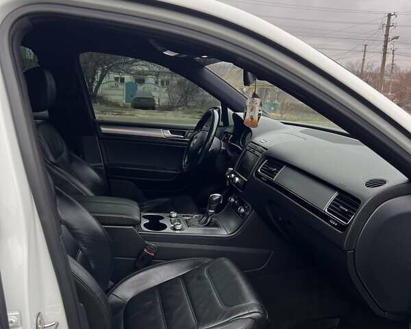 Білий Фольксваген Туарег, об'ємом двигуна 2.97 л та пробігом 334 тис. км за 26000 $, фото 15 на Automoto.ua