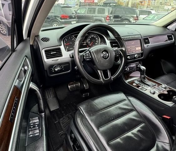 Белый Фольксваген Туарег, объемом двигателя 3 л и пробегом 320 тыс. км за 23700 $, фото 9 на Automoto.ua