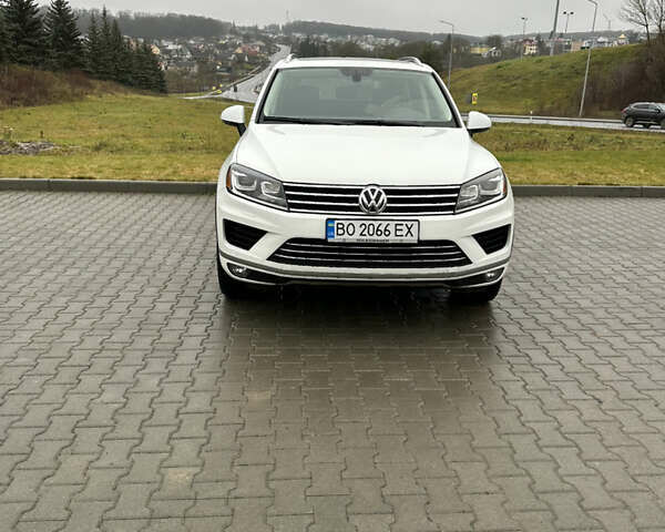 Белый Фольксваген Туарег, объемом двигателя 2.97 л и пробегом 215 тыс. км за 19700 $, фото 1 на Automoto.ua