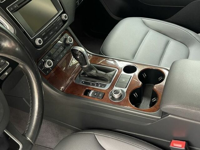 Белый Фольксваген Туарег, объемом двигателя 3 л и пробегом 208 тыс. км за 21800 $, фото 14 на Automoto.ua