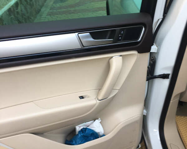 Белый Фольксваген Туарег, объемом двигателя 2.97 л и пробегом 285 тыс. км за 21000 $, фото 10 на Automoto.ua