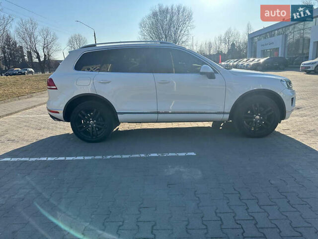 Белый Фольксваген Туарег, объемом двигателя 2.97 л и пробегом 240 тыс. км за 25000 $, фото 13 на Automoto.ua