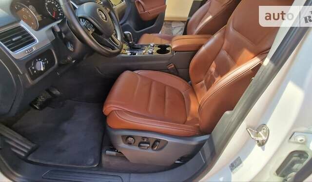 Білий Фольксваген Туарег, об'ємом двигуна 3 л та пробігом 102 тис. км за 34800 $, фото 3 на Automoto.ua