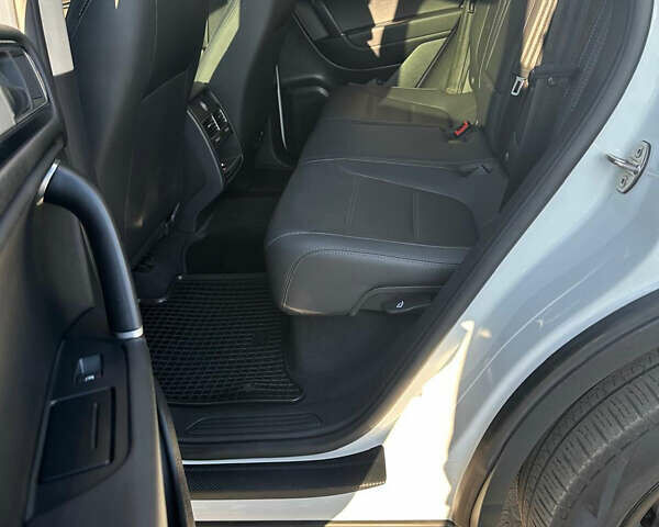 Белый Фольксваген Туарег, объемом двигателя 2.97 л и пробегом 240 тыс. км за 25000 $, фото 7 на Automoto.ua