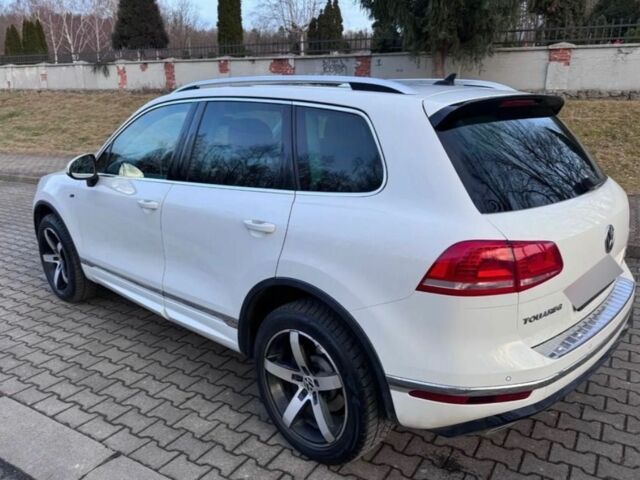 Білий Фольксваген Туарег, об'ємом двигуна 3 л та пробігом 182 тис. км за 15000 $, фото 2 на Automoto.ua